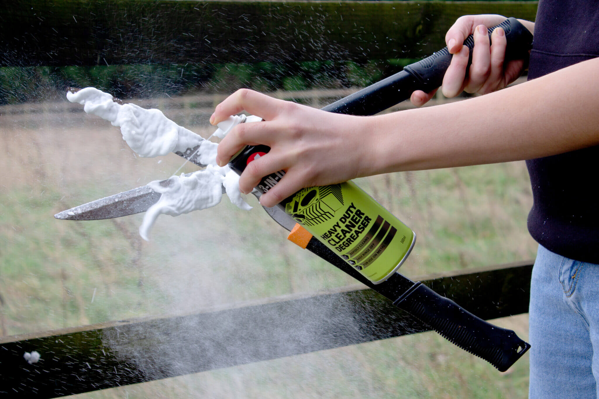 How to clean garden tools